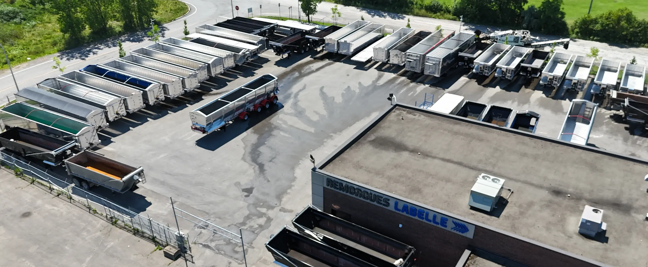 Cour de Remorques Labelle à Laval vue du ciel, avec le garage et les remorques en inventaire