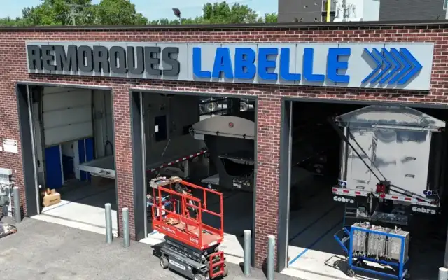 Remorque dompeur en aluminium dans la cour de Remorques Labelle