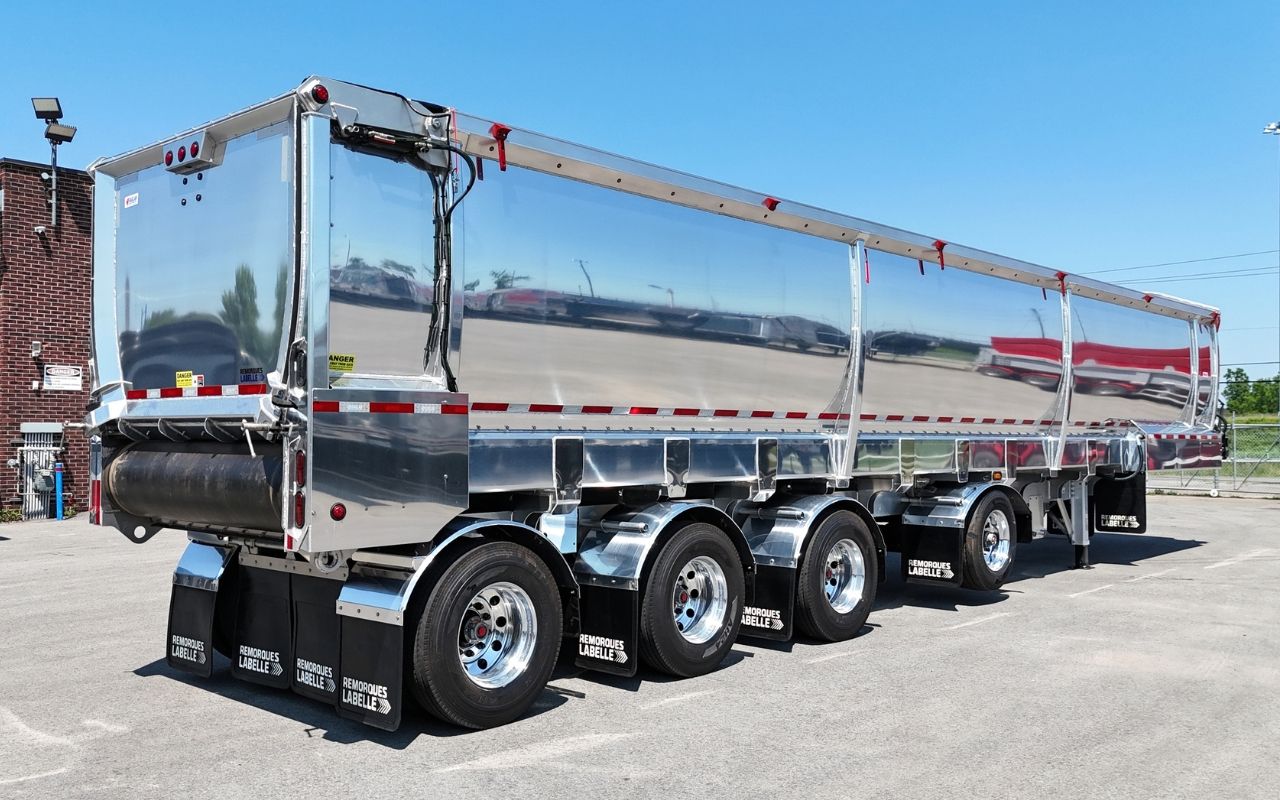 Raglan Full Wide aluminum belt trailer with a rectangular box
