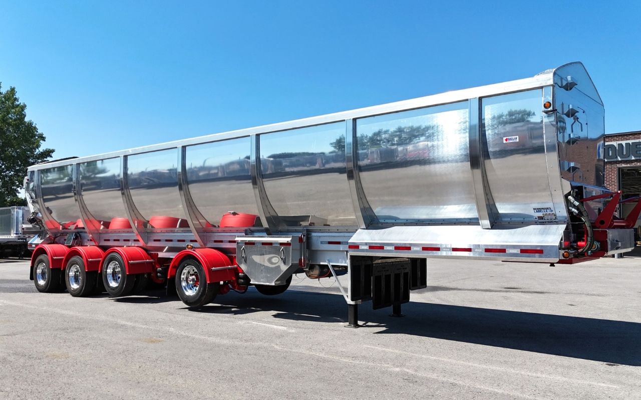 Raglan curved-wall belt trailer in polished aluminum