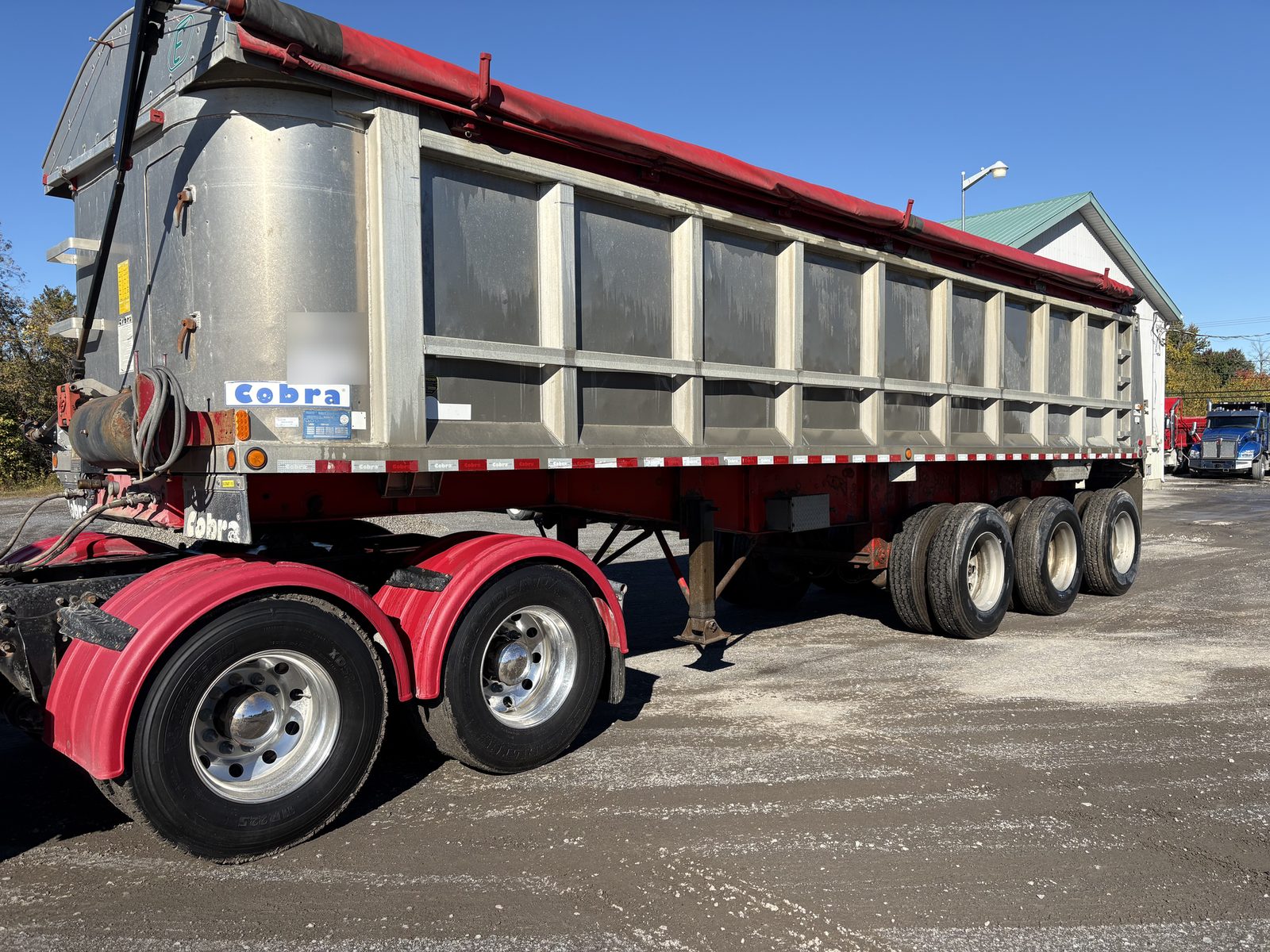 Cobra dump trailer 3-axle 32' used 2013 for sale in Laval