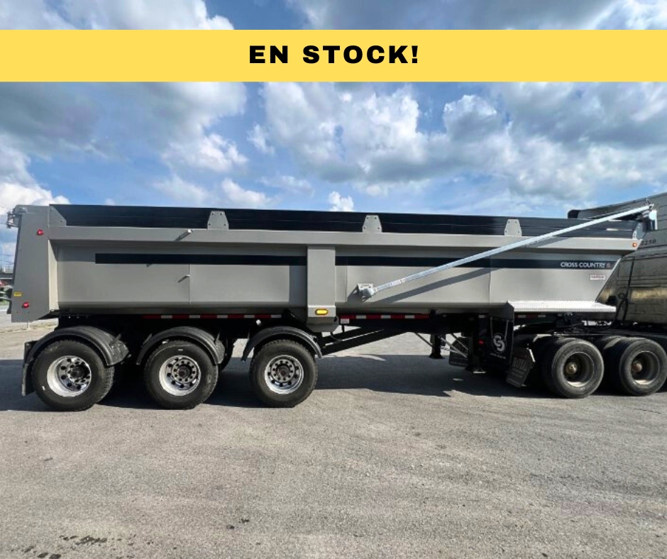 Photo du menu pour montrer le nouveau Cross Country à 3 essieux, hybride, finition carré et couleur gris. Écriture dans un rectangle jaune en haut de l'image avec la mention ''En stock!''.