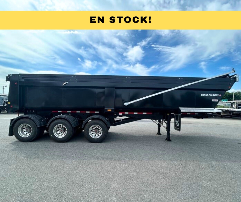 Photo du menu pour montrer le nouveau Cross Country à 3 essieux, hybride, finition carré et couleur noir. Écriture dans un rectangle jaune en haut de l'image avec la mention ''En stock!''.