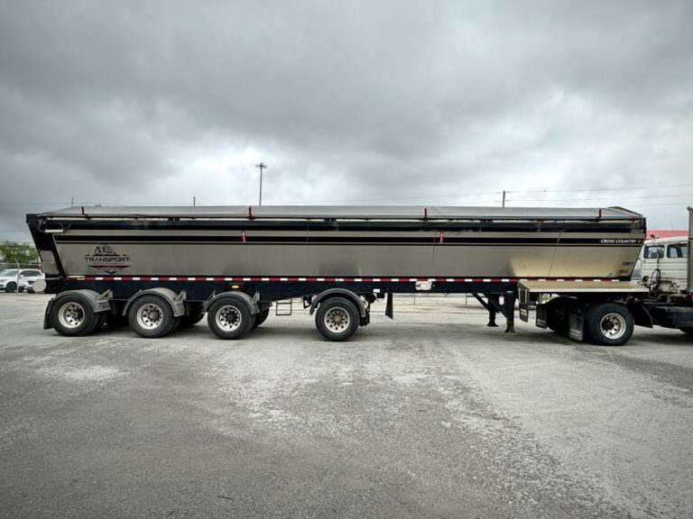 Remorque à courroie, 4 essieux, 48' usagée de l'année 2023. Marque Cross Country.