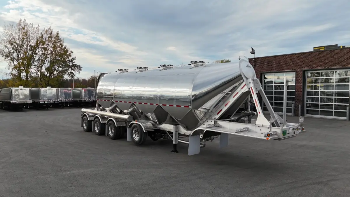 Tremcar cement tanker 4-axle new model for sale in Laval – Photo 12