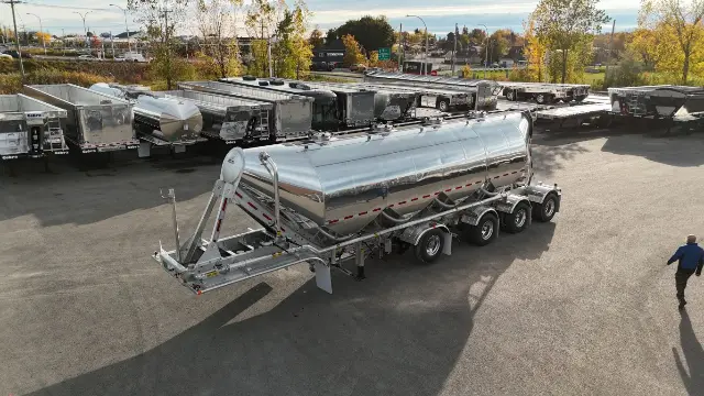 Tremcar cement tanker 4-axle new model for sale in Laval