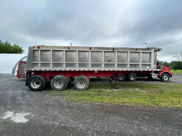 Cobra dump trailer 3-axle 32' used 2013 for sale in Laval